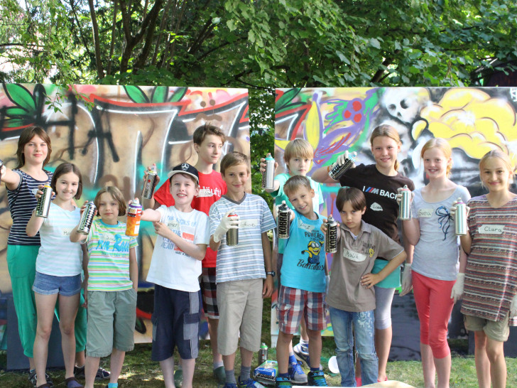 Zwölf Kinder meldeten sich für einen farbenfrohen Ferientag auf dem Hof der Stadtjugendpflege an und zeigten Ihre Kreativität beim Zeichen und beim Graffiti-, und Airbrush-Sprühen. Fotos: Max Förster
