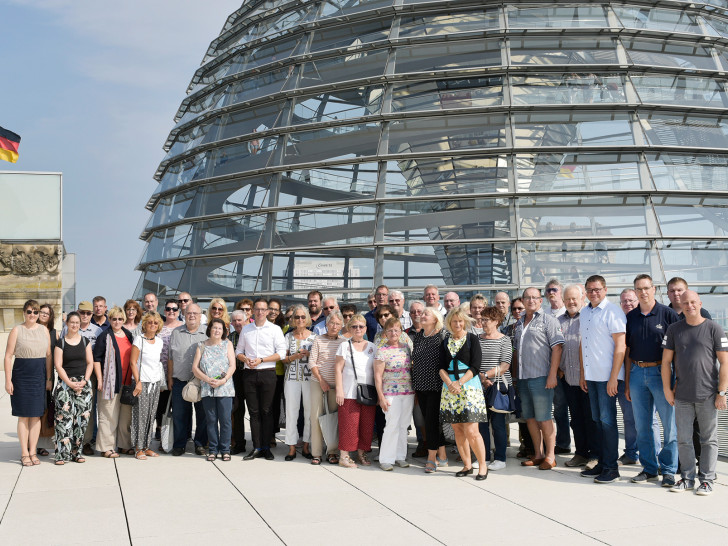 Die Reisegruppe vor der Kuppel des Bundestages. Foto: Bundesregierung/Volker Schneider