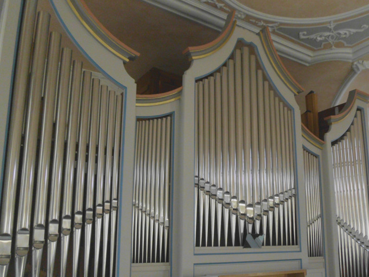 Bei einer Orgelführung können Gäste das Instrument genauer begutachten. Foto: St. Stephanus