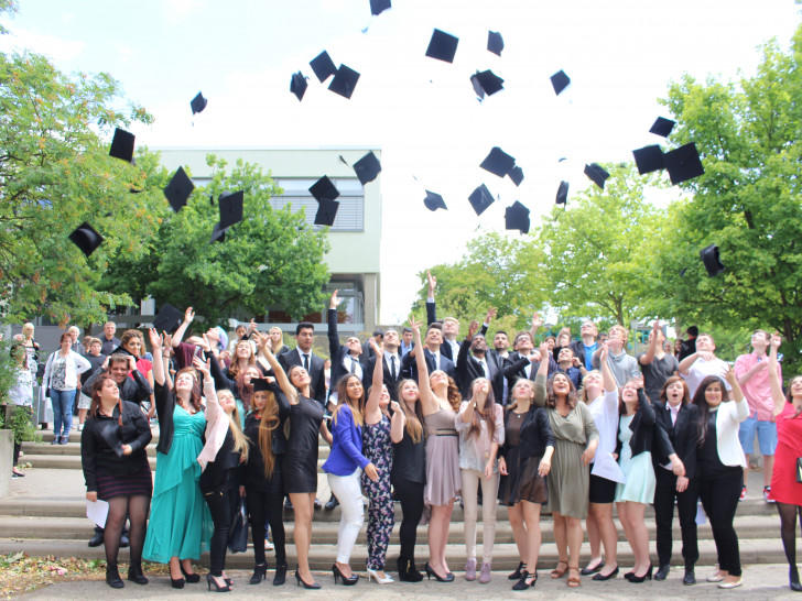 Die Absolventen der Erich Kästner Hauptschule freuen sich über ihren Abschluss. Foto: Max Förster