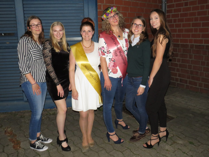 Die Maiköniginnen 2013 und 2019 mit dem Orga-Team „Die Maimädels“ von der Otto-Bennemann-Schule Braunschweig. Foto: Kulturverein