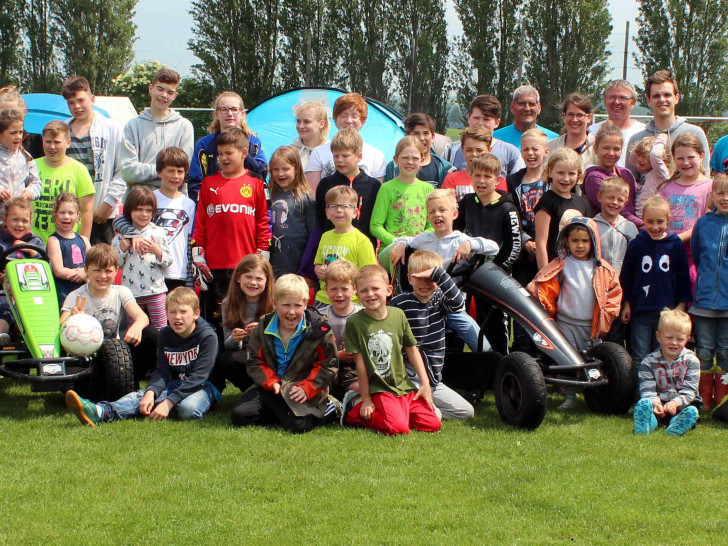 Mehrere Teilnehmer auf dem Roklumer Sportplatz
Foto: Bernd-Uwe Meyer