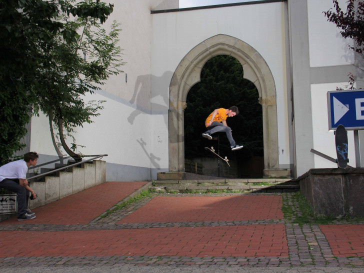 Fritz Weise und Bastian Poppki Skaten in der Innenstadt. Foto: Alec Pein
