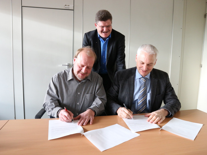 Vertreter beider Schulen unterzeichneten gestern einen Kooperationsvertrag. Foto: Gymnasium am Bötschenberg