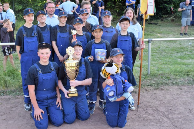 Die Büddenstedter Gruppe holte den 1. Platz vor Grasleben/Mariental I und Helmstedt und durfte den neugestifteten Wanderpokal für ein Jahr mit nach Hause nehmen. Foto: Feuerwehr Büddenstedt