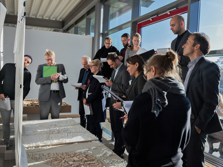 Die Jury des Johannes-Göderitz-Preises 2018 während des ersten Rundgangs im Foyer des Hörsaalgebäudes am Bienroder Weg 84.
Foto: Marisol Glasserman/TU Braunschweig