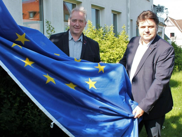 Hissen als Zeichen für Europa die Flagge mit den zwölf goldenen Sternen: Der CDU-Kreisvorsitzende Frank Oesterhelweg (l.) und sein Stellvertreter Uwe Schäfer. Foto: Andreas Meißler