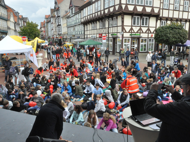 Flashmob: Rund 100 Wolfenbütteler wurden zum Wiederbelebungs-Flashmob in der Fußgängerzone. Sie simulierten die Herzdruckmassage an Luftballons. Fotos: DRK
