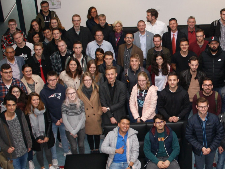 Studierende, Lehrende und Mentoren der Internationalen Woche der Fakultät Wirtschaft der Ostfalia Hochschule am Standort Wolfsburg. 

Foto: Ostfalia