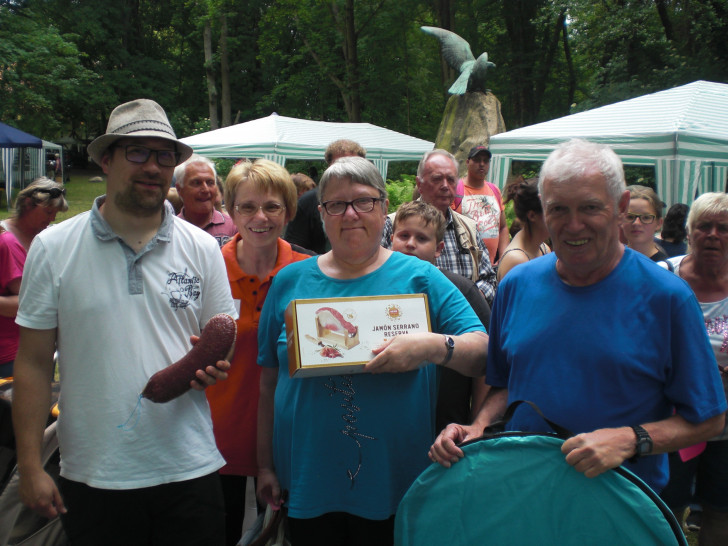 Dorothee Schacht mit den ersten 3 Gewinnern v.li. 2. Tim Dobrick, 1. Birgit Schwetge, 3. Peter Müller. Foto: Förderverein Heimathaus Alte Mühle Schladen