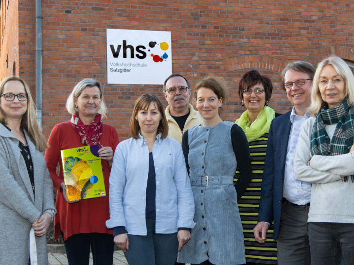 Das VHS-Führungsteam aus Antje Behre, Sabine Minkus, Ewa Scheibler, Jürgen Marggraf, Kristina Wojna, Manuela Sieker und Elisabeth Burgtorf mit Salzgitters Bildungsdezernent Dr. Dirk Härdrich.