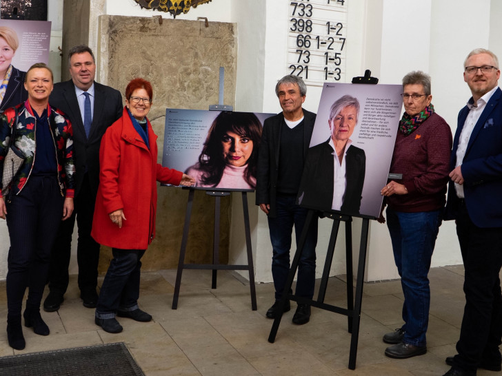 (v.l.): Dunja Kreiser, Dieter Schultz-Seitz, Dörte Weddige-Degenhardt, Dr. Otmar Dyck, Sabine Resch-Hoppstock und Falk Hensel mit den Ausstellungsfotos von Franziska Giffey, Fariba Baleshzar und Christiana Steinbrügge. 