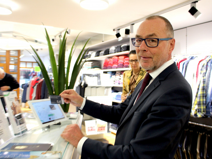 Harald Borm, Geschäftsführer von Erdbrink & Vehmeyer, kümmert sich persönlich um die Registrierung seiner Kunden. Fotos: Nick Wenkel