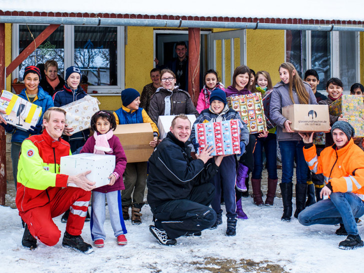 Die Johanniter Weihnachtstrucker überbrachten auch in diesem Jahr wieder zahlreiche Hilfspakete an Personen in Osteuropa. Foto: Saskia Rosebrock