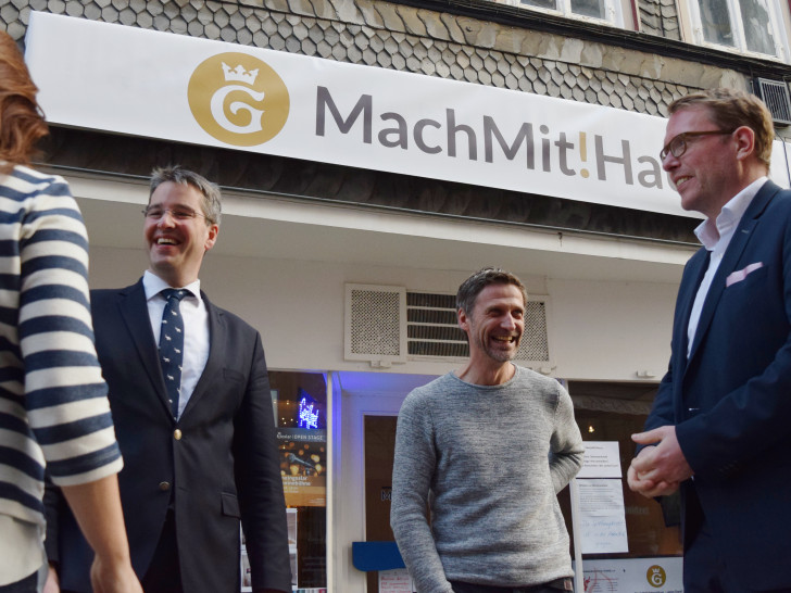 Vor dem MachMit!Haus kommen Stefan Muhle, Holger Dettmer und Dr. Oliver Junk mit Menschen ins Gespräch. Foto: Stadt Goslar