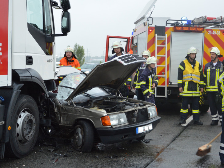 Auf der A39 kollidierte heute morgen ein LKW mit einem ins schleudern geratenem Auto. Fotos: Freiwillige Feuerwehren der Gemeinde Cremlingen