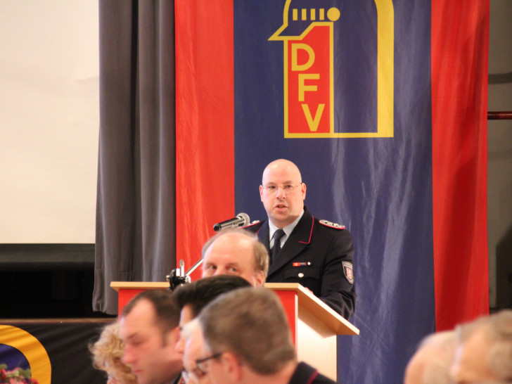 Eröffnung der Jahreshauptversammlung durch den künftigen Ortsbrandmeister Jan Simons. Fotos: Freiwillige Feuerwehr Schladen