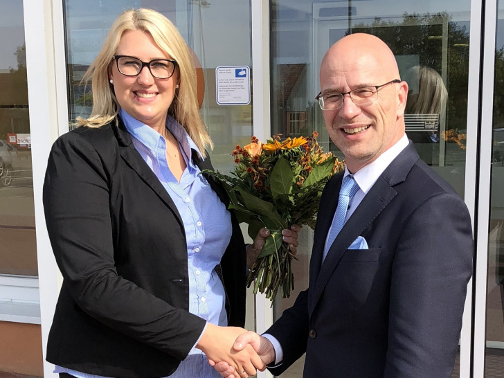 Stefan Honrath, Leiter der BraWo-Direktion Peine, begrüßte in der Filiale Gadenstedt die neue Leiterin Julia Berkefeld. Foto: Volksbank BraWo