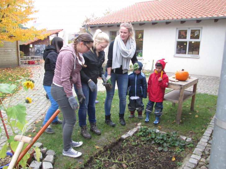 Gina Jegodtka, Melanie Pracht, Johanna Wolter und Marie von Buch ( von links) beim Umgraben des Beetes mit fleißiger Unterstützung von Kindern der Grünen Gruppe. Foto: privat