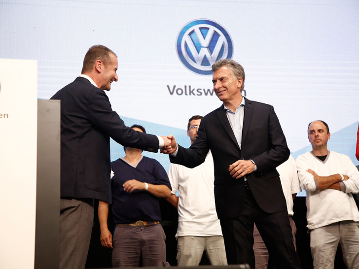 Volkswagen Markenchef Dr. Herbert Diess und Argentiniens Präsident Mauricio Macri verkünden die Investitionen im argentinischen Volkswagen Werk Pacheco. Foto: Volkswagen AG