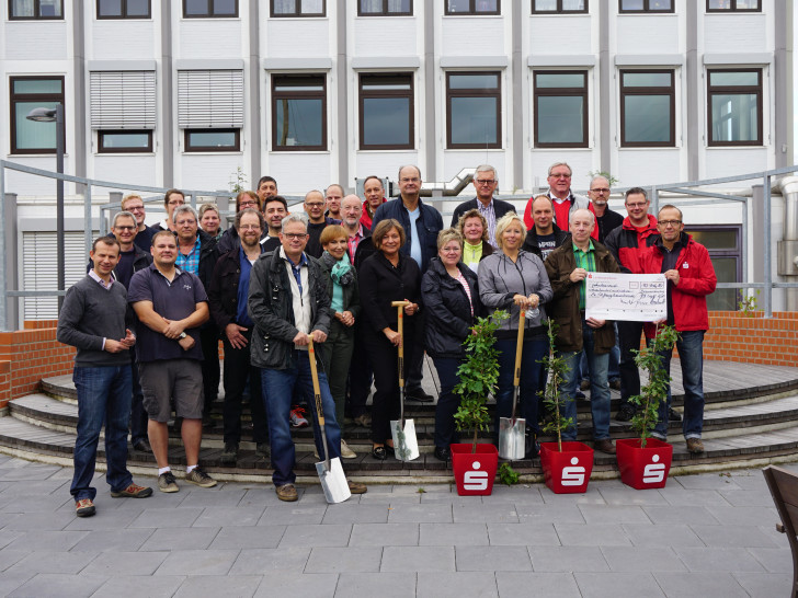 Bank-Manager packen an: Ein Teil der Landessparkassen-Führungsriege arbeitete in Neuerkerode mit. Foto: Privat