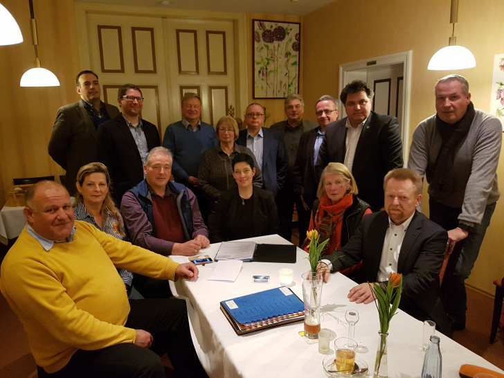 Das Bild zeigt die Kandidatin (sitzend, 4. v. l.) mit den Mitgliedern des CDU-Kreisvorstandes. Foto: Privat
