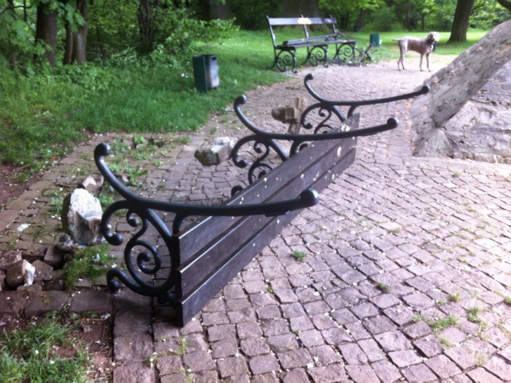 In der Vergangenheit wurden immer wieder Bänke im Prinzenpark durch Vandalismus zerstört. Foto: Balder