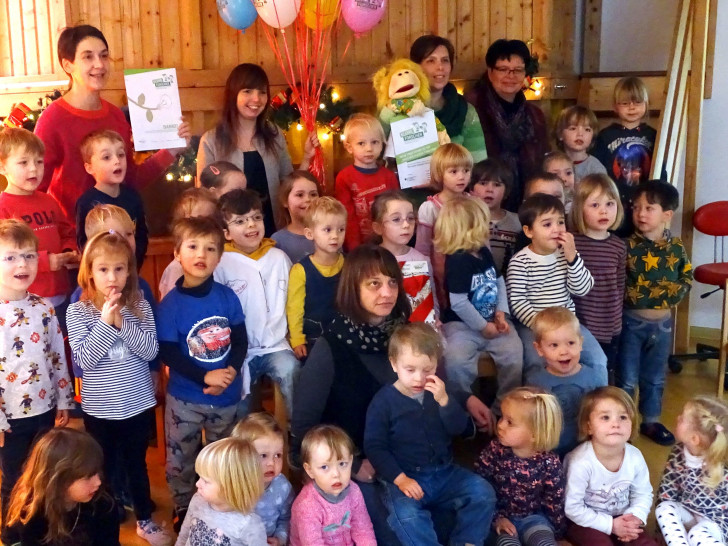 Kinder und Erwachsene der Kita Hahndorf freuen sich über das Zertifikat zum Haus der kleinen Forscher. Foto: Stadt Goslar 