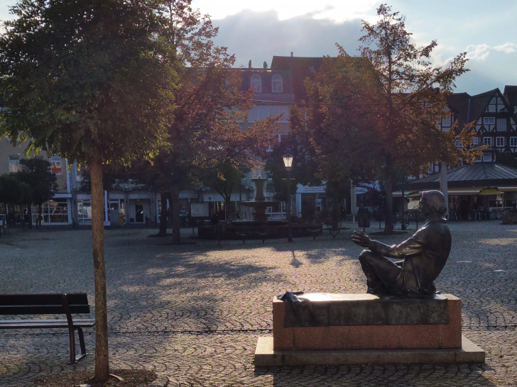 Der historische Peiner Marktplatz. Dort, am Bronzebuch, beginnen die sonntäglichen Stadtführungen. Foto: Frederick Becker