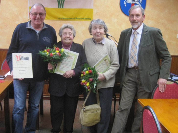 Geehrte des KGV Katzenmeer: Erich Kühnel (25j.), Inge Sonnenburg und Elfriede Unverricht (Ehrenmitglieder), Axel Bertram (Vorsitzender). Foto: Privat 

