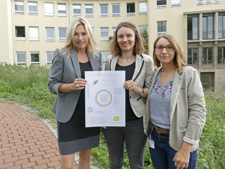 Sozialdezernentin Prof. Dr. Andrea Friedrich gratulierte Yvonne Blöcker und Madlen Kestner zur Auszeichnung zum Bündnis des Monats August 2019.  Foto: Landkreis Peine