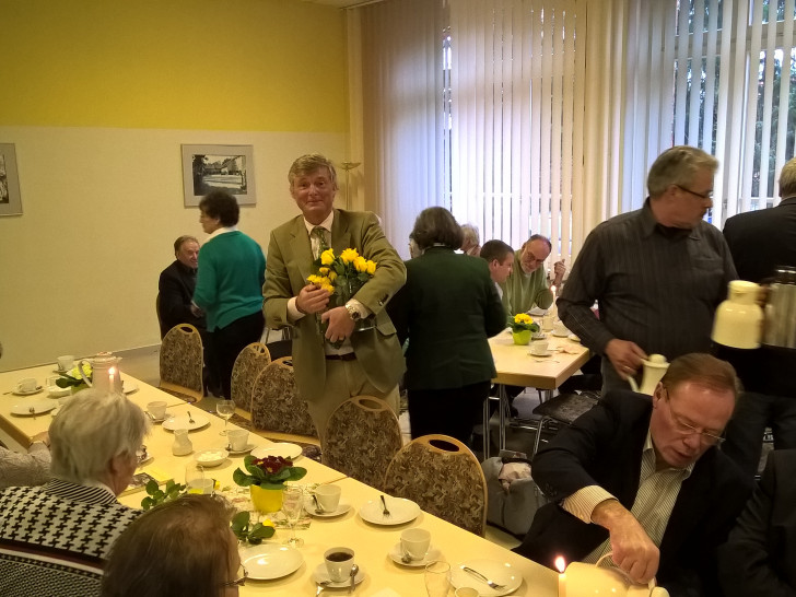 Bürgermeister Alexander von Veltheim verteilt Blumen beim Jahresempfang. Foto: Margit Richert