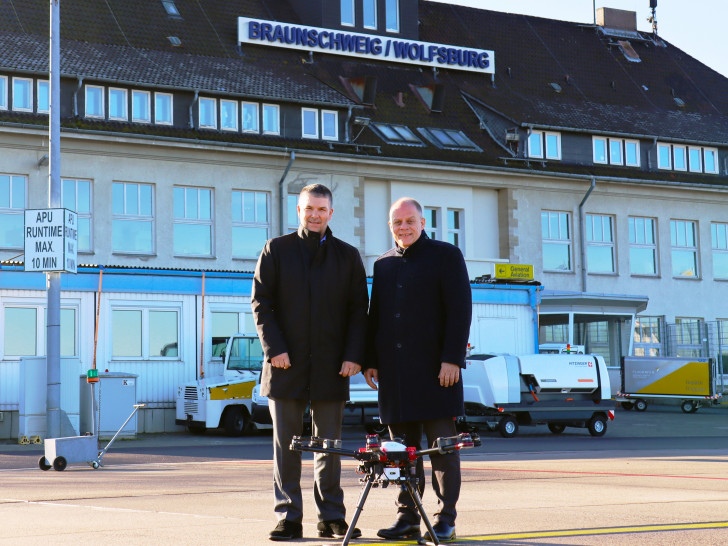 Mit einer der Testdrohnen auf dem Vorfeld (von links) Michael Gieselmann, volaer.io-Geschäftsführer der volaer.io und Michael Schwarz, Geschäftsführer der Flughafengesellschaft.