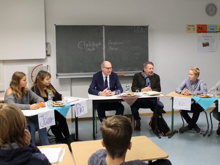 Die Politiker diskutierten angeregt mit den Schülern. Fotos: Wahlkreisbüro Christoph Plett