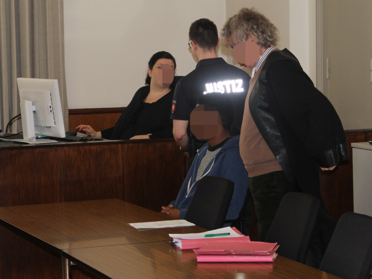 Der Angeklagte (sitzend) mit seinem Anwalt. Foto: Alexander Dontscheff