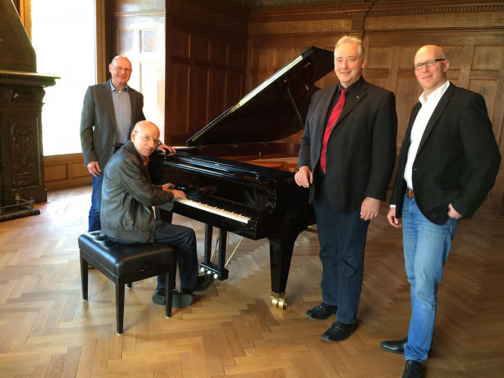 Tom Ruhstorfer, Prof. Dr. Franz Riemer (sitzend am Flügel), Frank Oesterhelweg, Hannes Piening. Foto: CDU