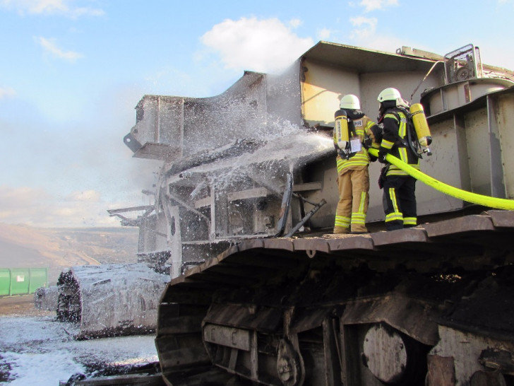 Unter schwerem Atemschutz löschten die Einsatzkräfte das teils schwer zugängliche Feuer mit Schaum. Fotos: Feuerwehr Schöningen