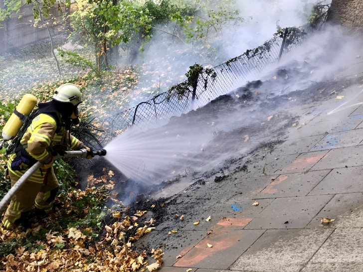 Einsatzkräfte unter Atemschutz hatten den Brand (mit einem C-Rohr) schnell unter Kontrolle. Foto: Feuerwehr Bad Harzburg