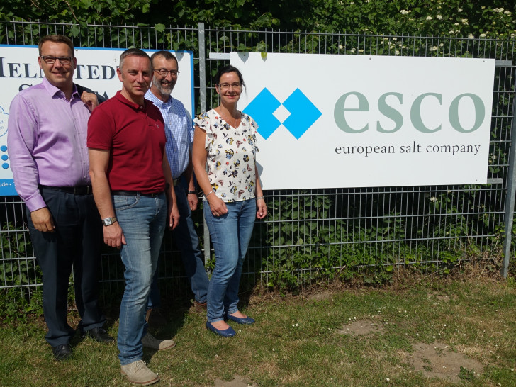 Vl.: Samtgemeindebürgermeister Gero Janze mit Grubenbetriebsführer Jörg Bode, Werkleiter Dr. Markus Cieslik und Veronika Koch vom Förderverein des Bades beim Vororttermin im Freizeitbad. Foto: Samtgemeinde Grasleben 