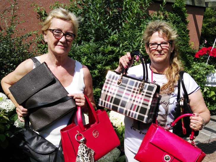 Marina Kozinowski (l.) und Gabriele Otto vom Vorstand der Frauen Union haben bereits einige Spenden für den Handtaschenflohmarkt am 5. August erhalten. Foto: CDU