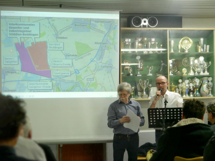 Klaus Werner und Niels Salveter von der BIBS zeigen das geplante Gewerbegebiet. Foto: Alexander Panknin