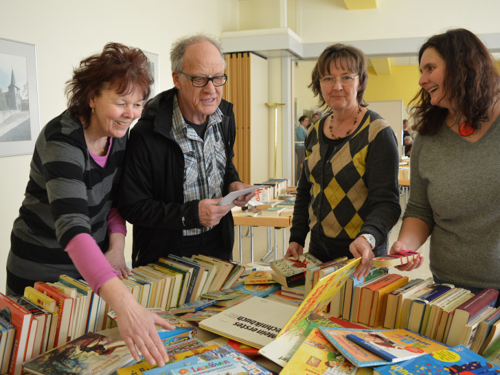 Iris Hellwig, Rüdiger Haar, Christa Haar, Claudia von der Heyden-Rynsch haben im letzten Jahr die Bücherberge in Veltheim sortiert. Foto: Privat