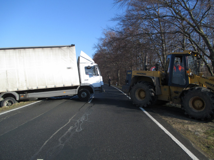 Der LKW rutsche in den Graben. Foto: Polizei
