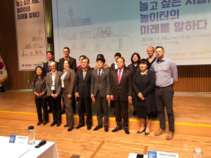 Angelika Böttcher (vorne, 2. v. l.) und Bianca Liegner (vorne, 3. v. l.) vom Wolfsburger Kinder- und Jugendbüro mit den internationalen Teilnehmerinnen und Teilnehmern des "Seoul Children’s Playground International Symposium". Foto: Stadt Wolfsburg