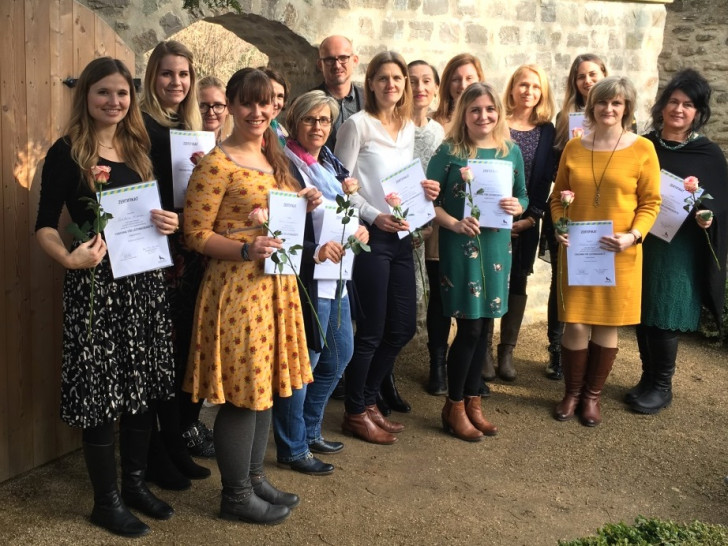 Die Teilnehmenden und Trainerinnen der Weiterbildung "Coaching für Leitungskräfte" feierten den erfolgreichen Abschluss im Kloster Drübeck. Foto: Stadt Wolfsburg