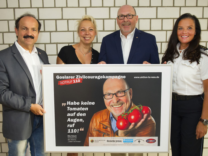 Plakatübergabe  v.r.n.l. Petra Krischker,Eike Hulsch, Heike Göttert,Günter Koschig. Foto:Privat
