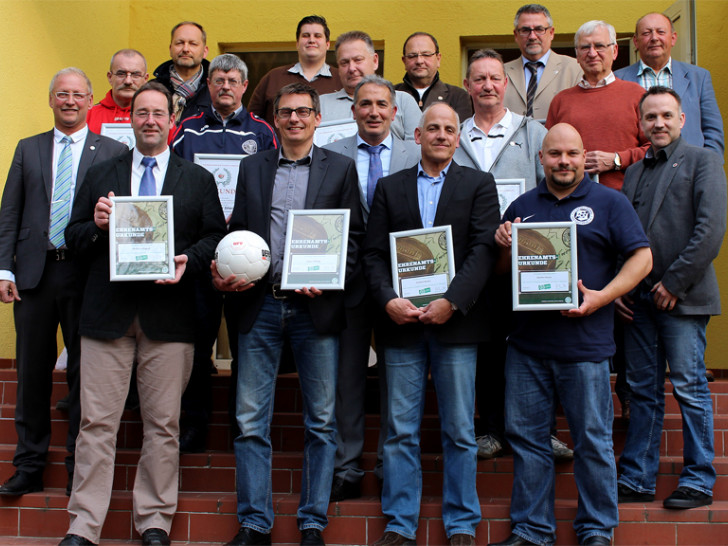 Die Mitglieder des NFV-Kreisvorstands und des Präsidiums des Stadtsportbundes Braunschweig gratulierten den Preisträgern. Foto: NFV Kreis Braunschweig