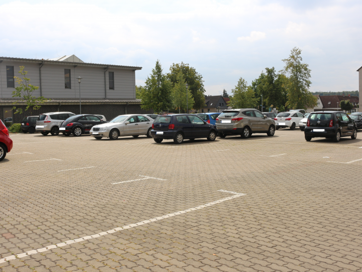 Die Parkplätze an der Sporthalle Ravensberger Straße sollen Unterrichtscontainern weichen. Foto: Anke Donner 