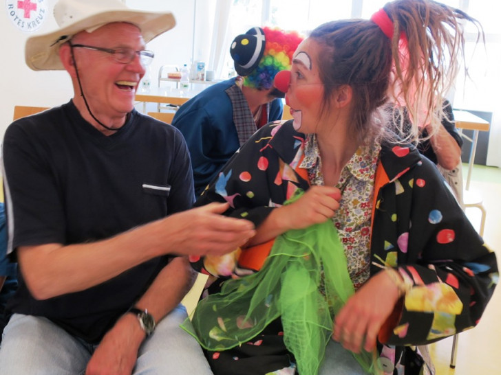 Gleich drei Clowns aus der Wolfenbütteler Clownswohnung statteten der Sommerbetreuungswoche für Kinder mit Behinderungen und der Betreuungsgruppe für demenzielle Erkrankungen einen Besuch ab. Foto: ITZ Wolfenbüttel