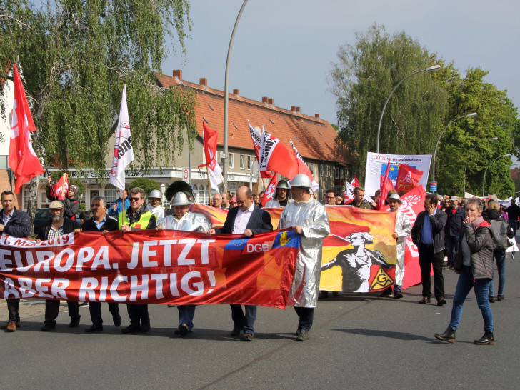 Mehrere hundert Menschen nahmen am Demonstrationszug teil. Fotos: Rudolf Karliczek